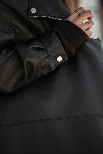 Fille Élégante Vêtements Noirs Mode Avec Sac Cuir Une Veste — Photo