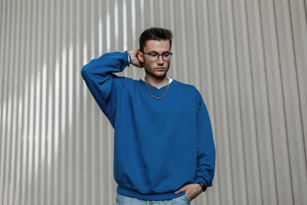 Przystojny Hipsterski Model Męski Okularach Modnej Niebieskiej Bluzie Spaceruje Mieście — Zdjęcie stockowe
