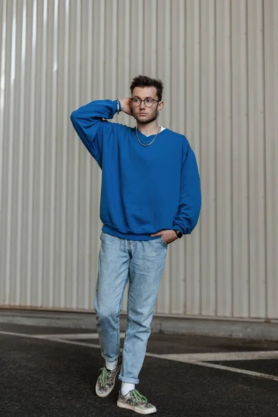 Fešák Módní Hipster Muž Módním Oblečení Džínami Modrý Svetr Chůze — Stock fotografie
