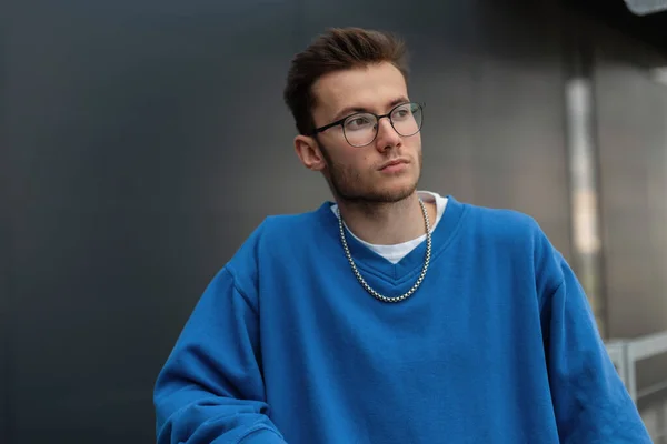 Elegante Jovem Bonito Hipster Cara Com Óculos Uma Camisola Azul — Fotografia de Stock