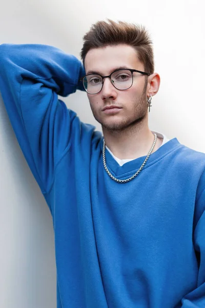 Mužský Portrét Pohledného Modeláře Hipster Slunečními Brýlemi Módní Modré Mikině — Stock fotografie