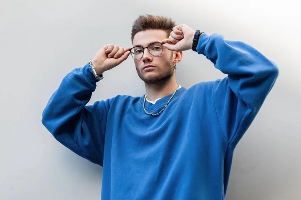 Handsome Hipster Guy Trendy Blue Sweatshirt Wears Glasses Looks Camera — Stockfoto