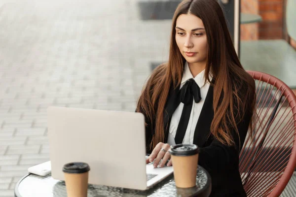 Krásná Profesionální Manager Žena Módní Obchodní Oblek Pracuje Notebooku Pití — Stock fotografie