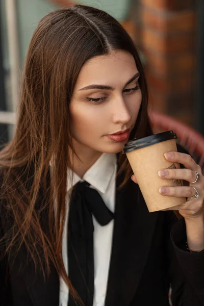 Krásná Mladá Obchodní Žena Elegantním Černém Obleku Sedí Pije Kávu — Stock fotografie