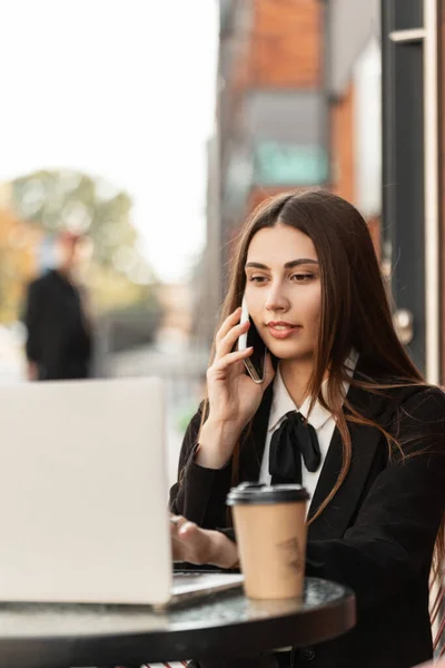 Felice Bella Donna Manager Vestito Nero Fantasia Con Una Cravatta — Foto Stock