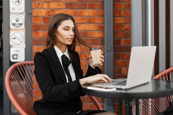 Profesionální Krásná Šťastná Žena Manažer Módní Černý Oblek Pracuje Notebooku — Stock fotografie