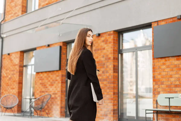 Chica Joven Hermosa Moda Elegante Abrigo Negro Elegante Con Ordenador —  Fotos de Stock