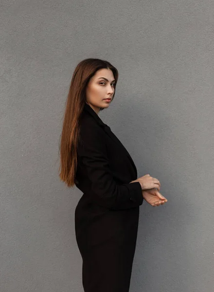 Modelo Mulher Jovem Negócios Bonito Elegante Casaco Preto Moda Fundo — Fotografia de Stock