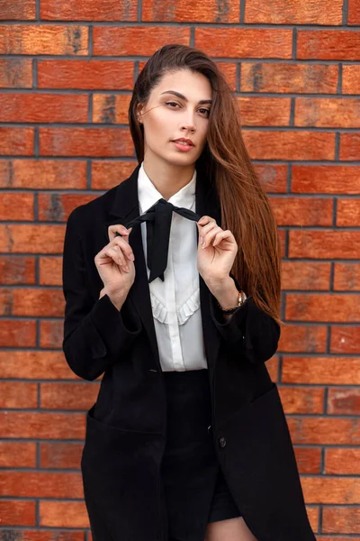 Стильна Красива Молода Бізнес Леді Елегантній Чорній Сукні Краватка Стіні — стокове фото