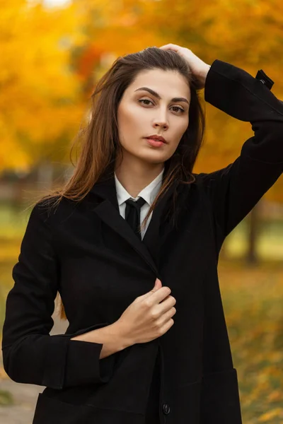 Μόδα Επιχείρηση Νεαρή Γυναίκα Κομψά Μαύρα Ρούχα Παλτό Πουκάμισο Και — Φωτογραφία Αρχείου