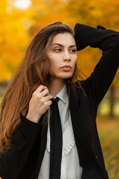 Hermosa Chica Con Estilo Joven Ropa Elegante Moda Negro Con — Foto de Stock