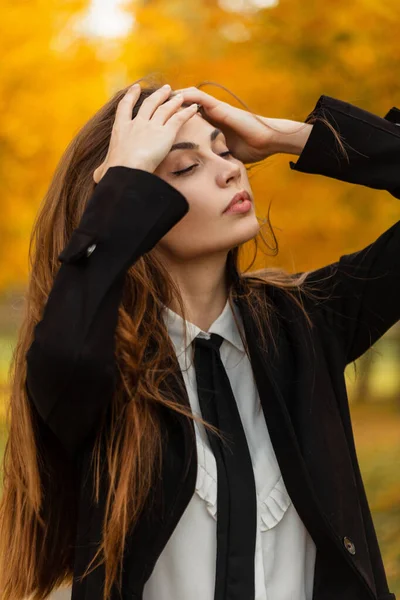 Elegante Chica Hermosa Ropa Negocios Moda Disfrutando Paseo Parque Otoño — Foto de Stock