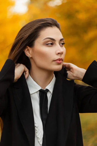 Осінній Портрет Красивої Бізнес Леді Вишуканому Чорному Одязі Краваткою Йде — стокове фото