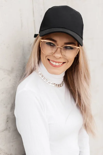 Mujer Feliz Con Una Linda Sonrisa Con Gafas Que Usan —  Fotos de Stock