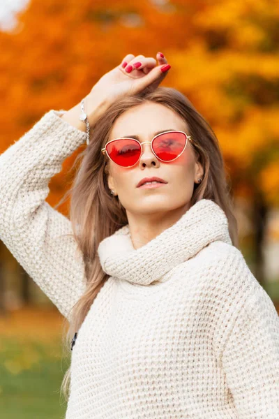 Hermosa Chica Con Gafas Sol Rojas Moda Elegante Jersey Punto — Foto de Stock