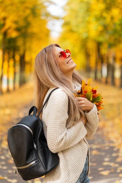 Красива Щаслива Молода Жінка Милою Посмішкою Ніжними Емоціями Трикотажному Вінтажному — стокове фото