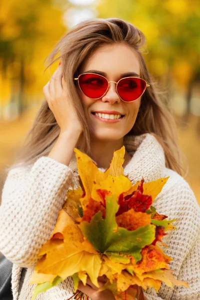 빈티지 스웨터를 아름다운 선글라스가 아름다운 단풍나무 꽃다발을 있습니다 — 스톡 사진