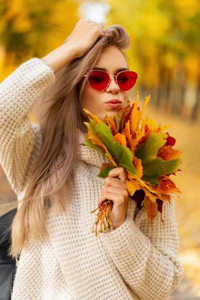 Engraçado Jovem Menina Moda Bonita Com Buquê Brilhante Folhas Outono — Fotografia de Stock