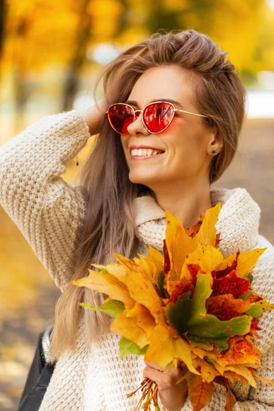 Щастя Кольоровий Портрет Красивої Молодої Жінки Червоними Сонцезахисними Окулярами Милою — стокове фото