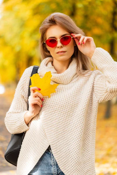 Moda Jovem Mulher Bonita Com Óculos Sol Vermelhos Elegantes Suéter — Fotografia de Stock