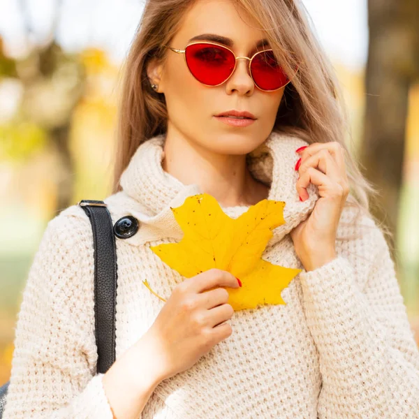 Herfst Portret Van Jonge Mooie Vrouw Met Rode Mode Zonnebril — Stockfoto