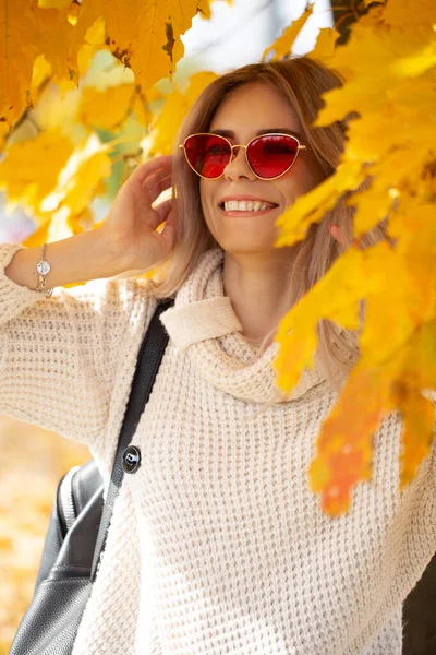 Счастливая Красивая Молодая Девушка Улыбкой Модном Вязаном Свитере Теплый Осенний — стоковое фото