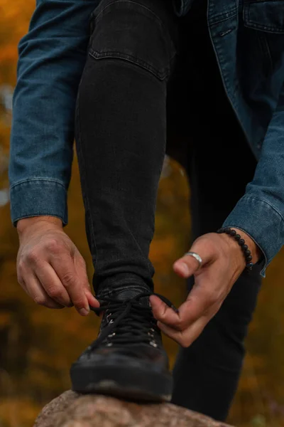 Stylový Muž Módním Oblečení Černé Tenisky Tkaničky Nahoru Procházky Podzimním — Stock fotografie