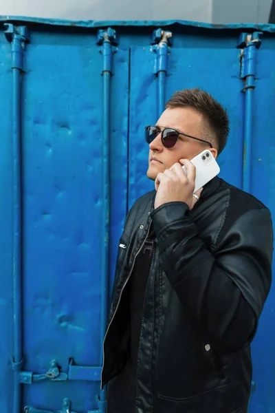 Modny Przystojny Hipster Mężczyzna Czarnych Ubraniach Okularach Rozmawiający Przez Telefon — Zdjęcie stockowe