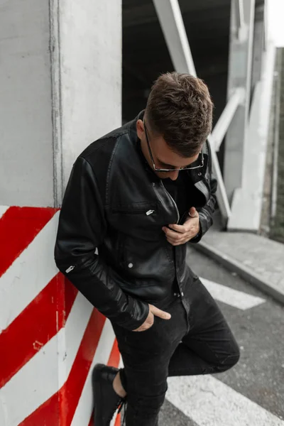 Modelo Hombre Urbano Moda Con Peinado Chaqueta Cuero Elegante Negro — Foto de Stock