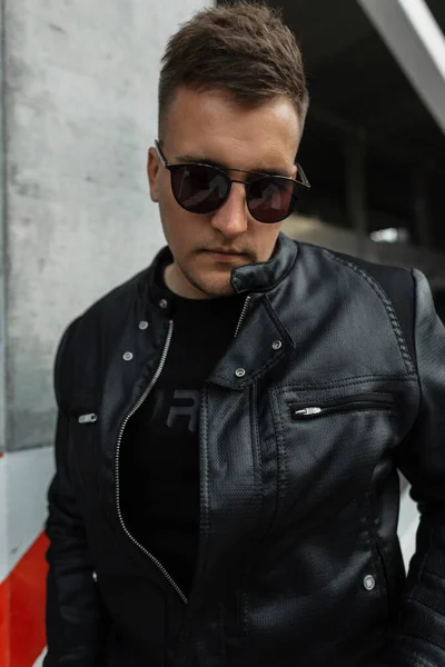 Hübsches Männliches Model Mit Frisur Und Sonnenbrille Stylischer Schwarzer Lederjacke — Stockfoto