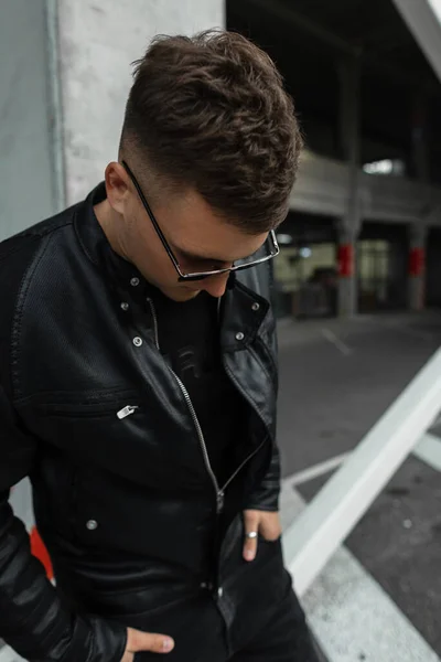 Homem Elegante Bonito Com Cabelo Roupas Pretas Elegantes Com Uma — Fotografia de Stock