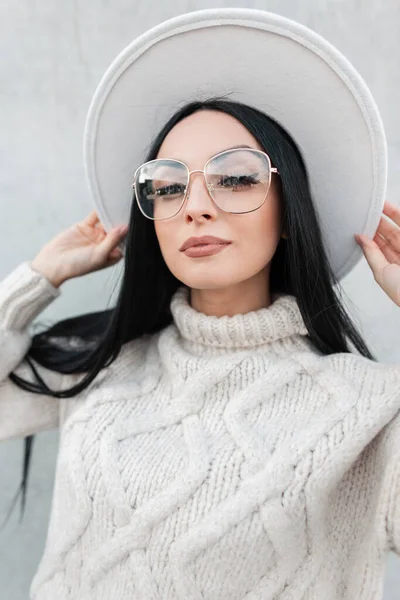 Beautiful Young Stylish Woman Glasses Vintage Fashionable Sweater Hat Walking — Photo