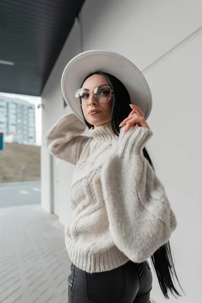 유행하는 빈티지 스웨터를 모자를 귀여운 얼굴을 거리를 스타일의 — 스톡 사진