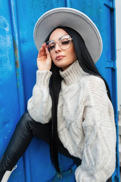 Mulher Bonita Moda Hipster Com Chapéu Redondo Elegante Camisola Malha — Fotografia de Stock