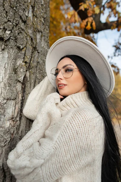 Menina Bonita Com Óculos Elegantes Chapéu Bege Elegante Com Uma — Fotografia de Stock