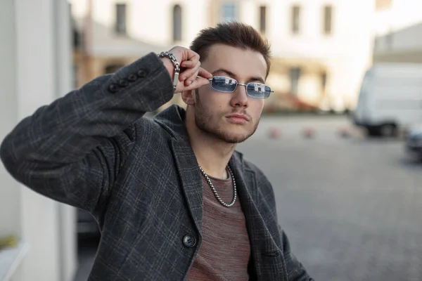 Modny Stylowy Hipster Człowiek Model Fryzurą Niebieskimi Okularami Przeciwsłonecznymi Płaszczu — Zdjęcie stockowe