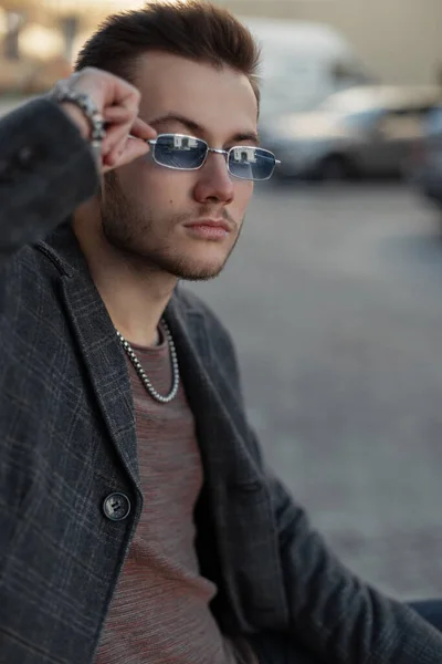Retrato Callejero Hombre Hipster Joven Guapo Ropa Negocios Casual Moda — Foto de Stock