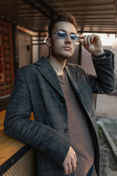 Fajny Modny Hipster Człowiek Ubraniach Casual Stylowy Płaszcz Nosi Okulary — Zdjęcie stockowe