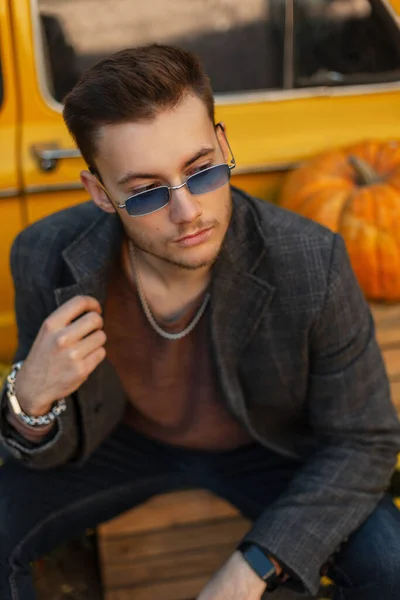 Modny Młody Przystojny Biznesmen Hipster Niebieskich Klasycznych Okularach Przeciwsłonecznych Stylowym — Zdjęcie stockowe
