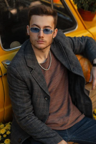 Stylowy Przystojny Młody Człowiek Hipster Model Vintage Niebieskie Okulary Przeciwsłoneczne — Zdjęcie stockowe