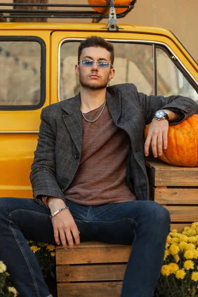 Modny Sukces Przystojny Biznesmen Hipster Człowiek Fryzurą Okulary Przeciwsłoneczne Ubraniu — Zdjęcie stockowe