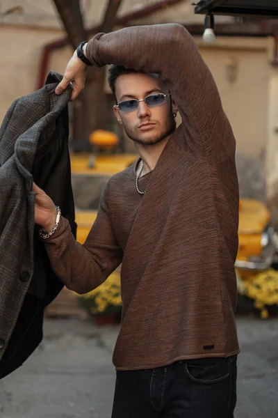 Modny Przystojny Hipster Człowiek Model Okularach Przeciwsłonecznych Stylowej Bluzie Nosi — Zdjęcie stockowe
