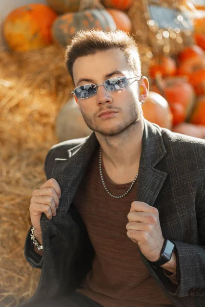 Modischer Herbst Gutaussehender Mann Mit Vintage Sonnenbrille Mantel Und Sweatshirt — Stockfoto