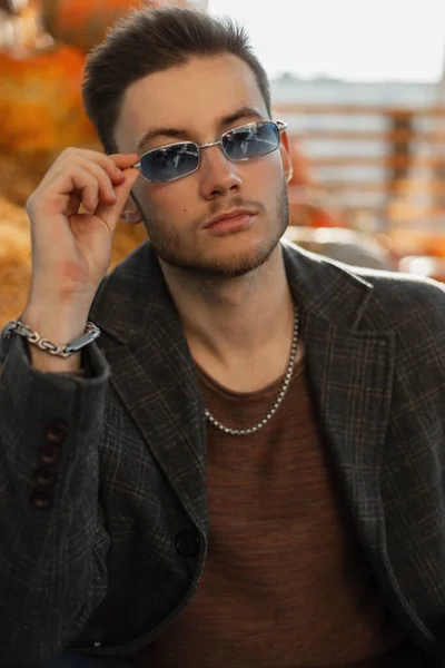 Modny Przystojny Hipster Mężczyzna Modnym Płaszczu Nosi Okulary Przeciwsłoneczne Siedzi — Zdjęcie stockowe