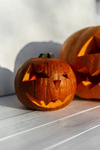 Feliz Halloween Assustador Divertido Abóboras Fica Mesa Madeira Branca Jardim — Fotografia de Stock