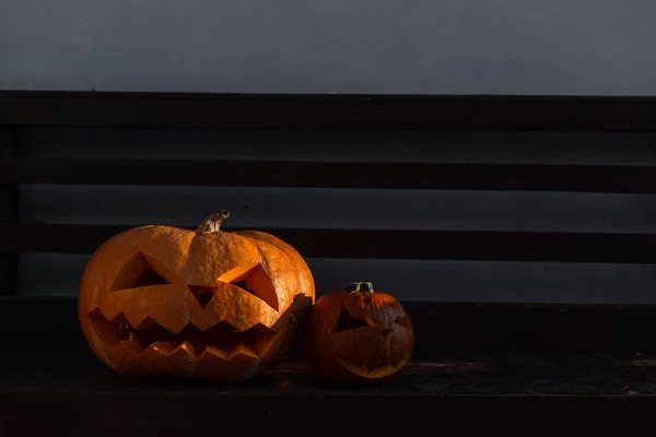 Abóboras Assustadoras Halloween Banco Jardim Perto Uma Parede Noite — Fotografia de Stock