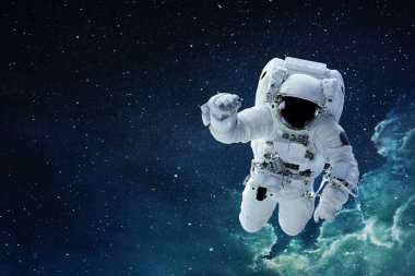 Yıldızlarla mavi uzayda uçan bir köylü astronot..