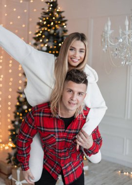 Komik, güzel, birbirine aşık genç bir çift evde oynaşıyor. Erkek arkadaşının ağlamalarına gülümseyen güzel bir kız.