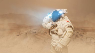 Uzay giysili bir astronot ve miğferi Mars 'ın kızıl gezegenini keşfediyor ve bir el feneri yakıyor. Uzay görevi Mars 'a gider ve yeni gezegenleri doldurur. Çöldeki adam 