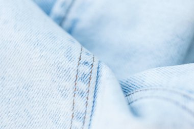 Modaya uygun açık mavi kot kumaş dokusu, yakın plan.